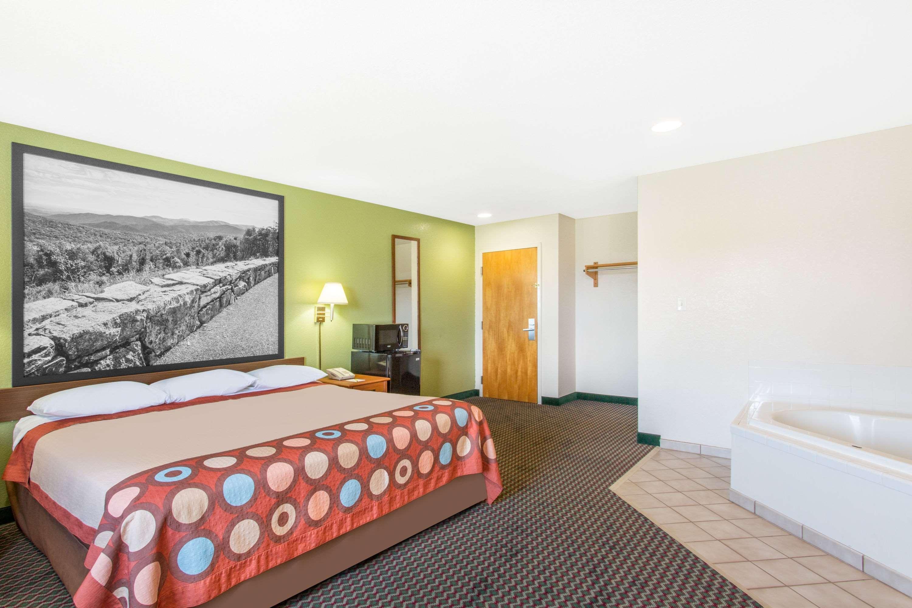 Hotel Super 8 By Wyndham Bedford Extérieur photo