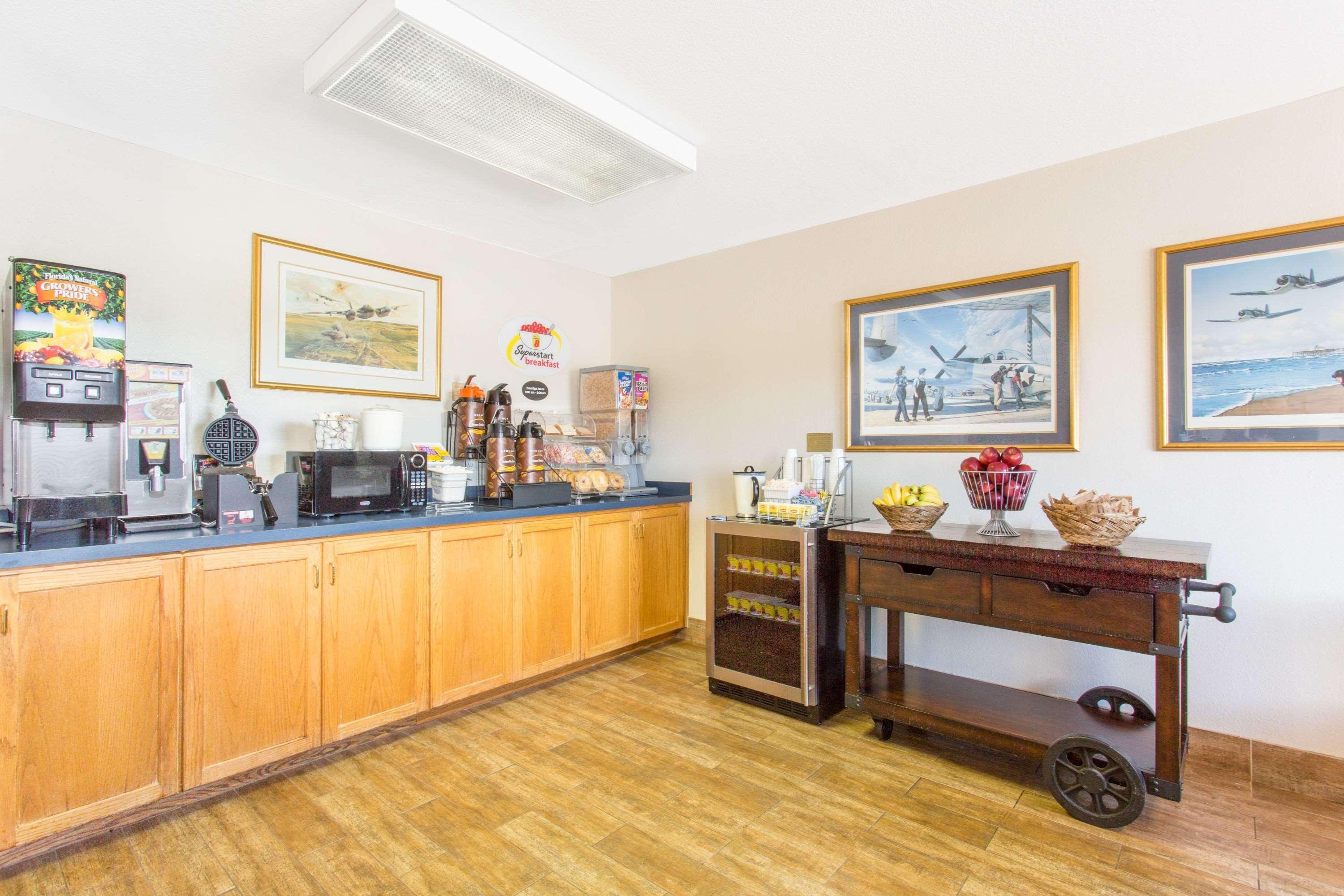 Hotel Super 8 By Wyndham Bedford Extérieur photo